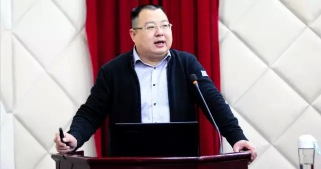 王明